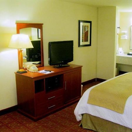 בויזי Airport Inn מראה חיצוני תמונה