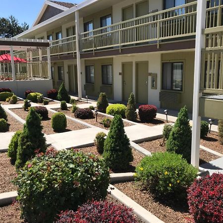 בויזי Airport Inn מראה חיצוני תמונה
