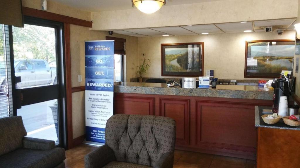 בויזי Airport Inn מראה חיצוני תמונה