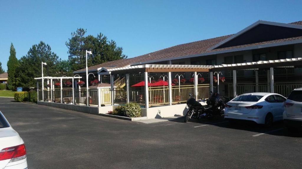 בויזי Airport Inn מראה חיצוני תמונה