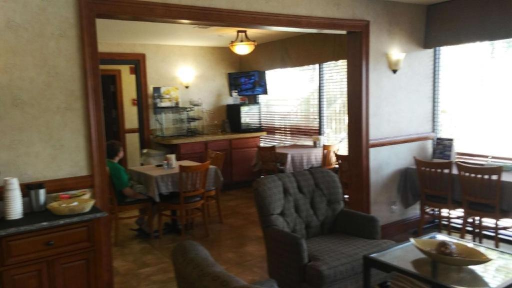 בויזי Airport Inn מראה חיצוני תמונה