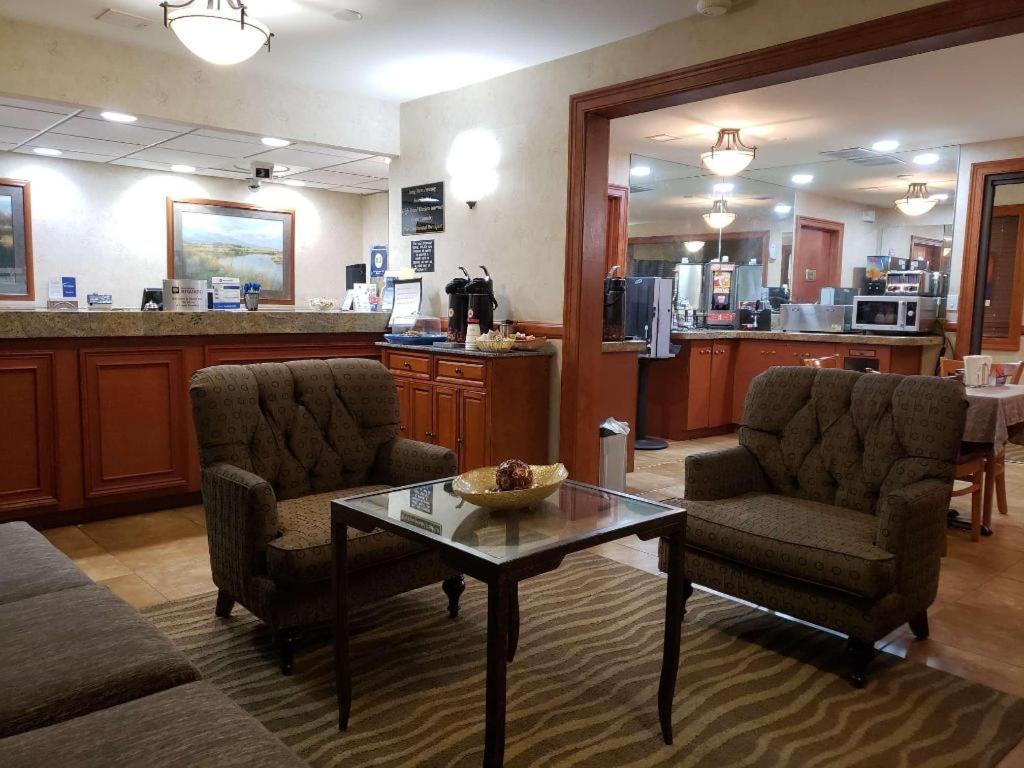 בויזי Airport Inn מראה חיצוני תמונה