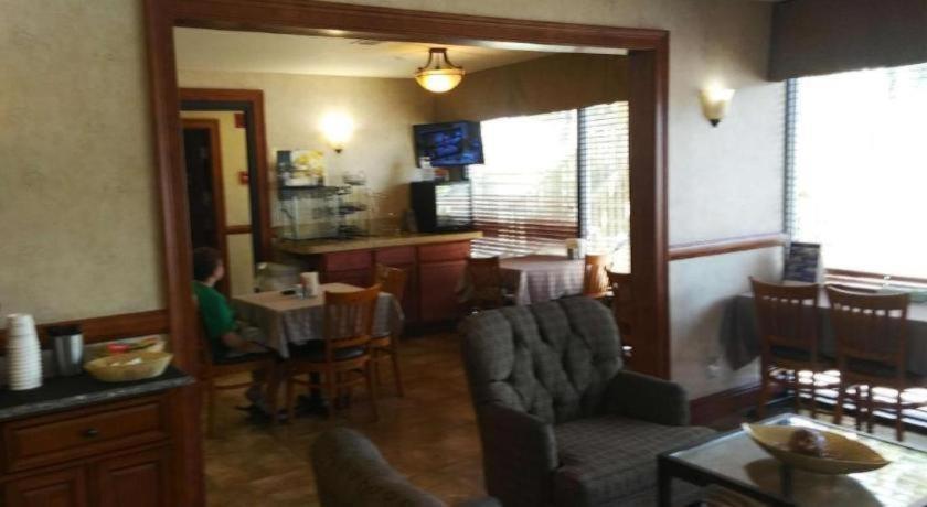בויזי Airport Inn מראה חיצוני תמונה
