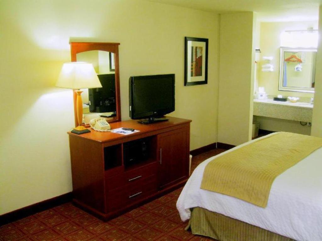 בויזי Airport Inn מראה חיצוני תמונה