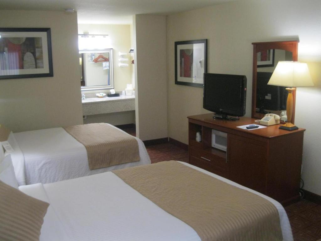 בויזי Airport Inn מראה חיצוני תמונה