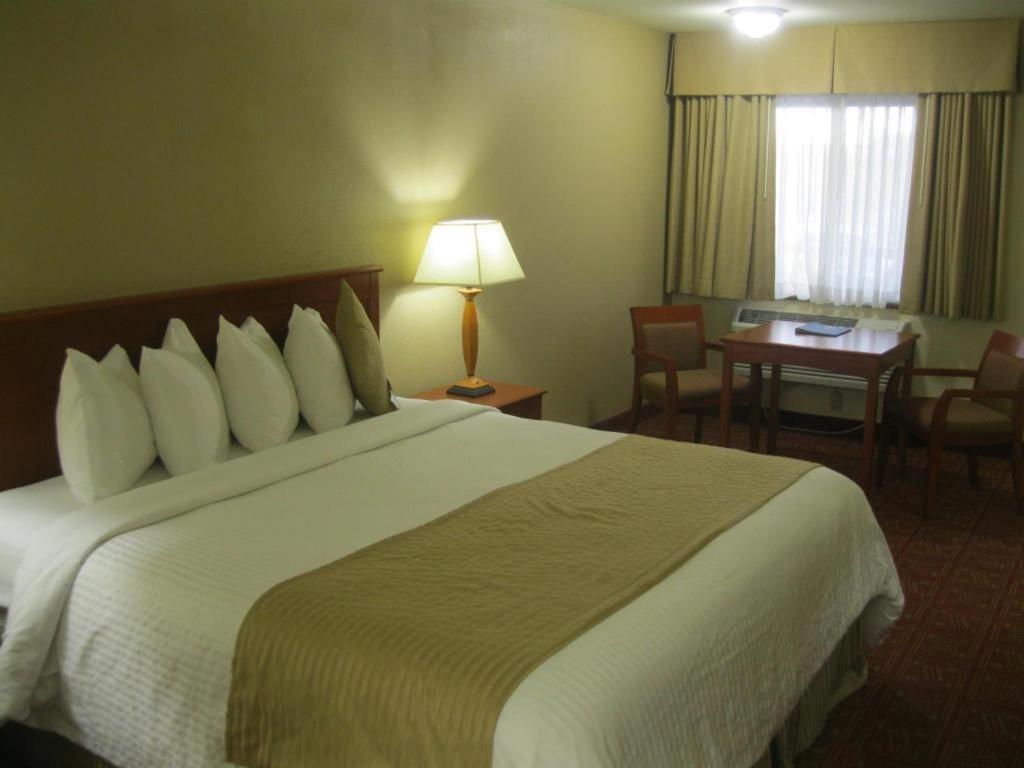 בויזי Airport Inn מראה חיצוני תמונה