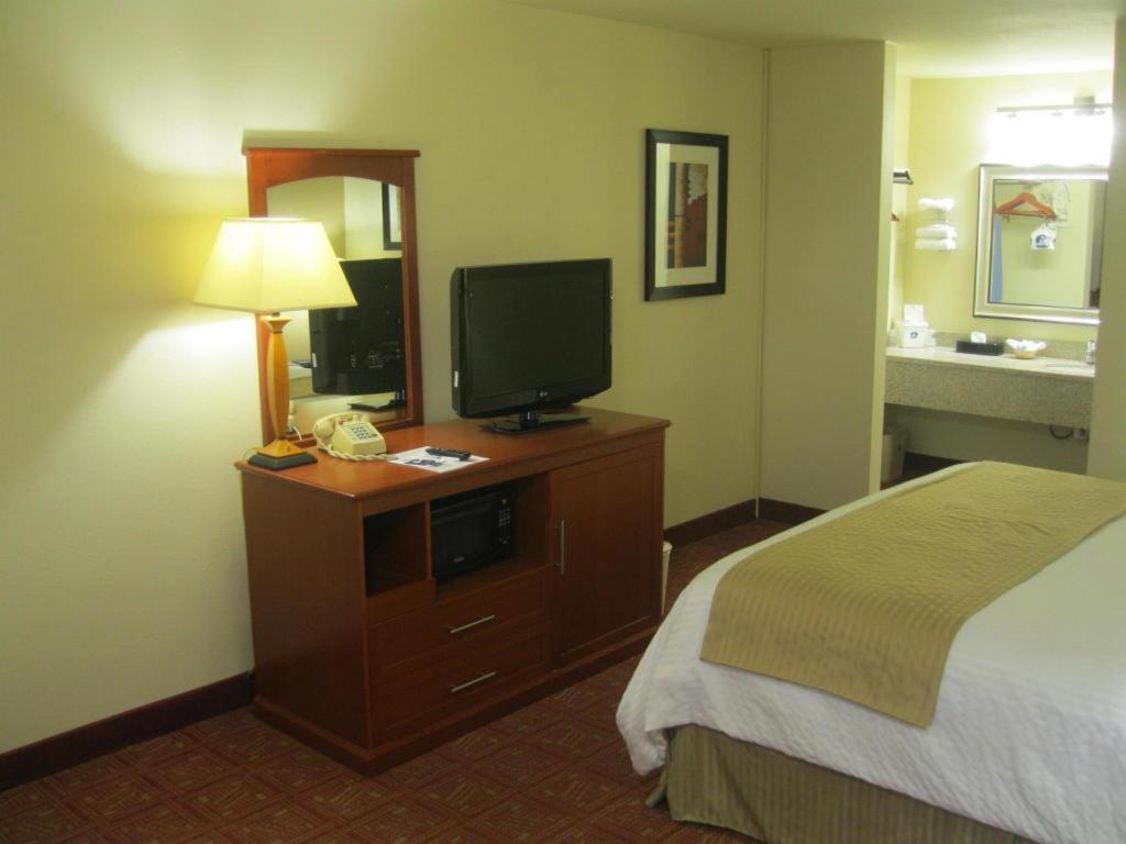 בויזי Airport Inn מראה חיצוני תמונה