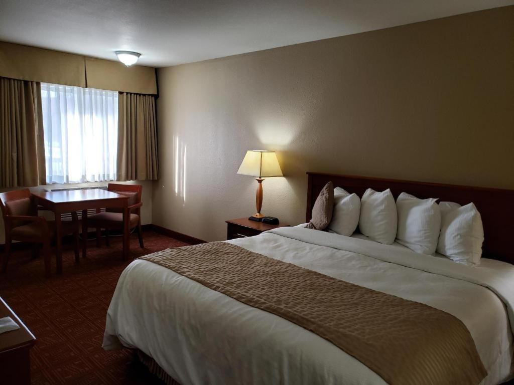 בויזי Airport Inn מראה חיצוני תמונה