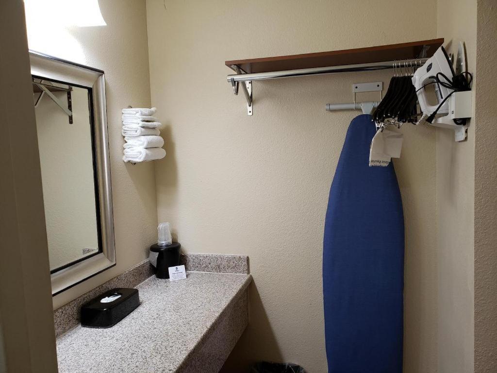 בויזי Airport Inn מראה חיצוני תמונה