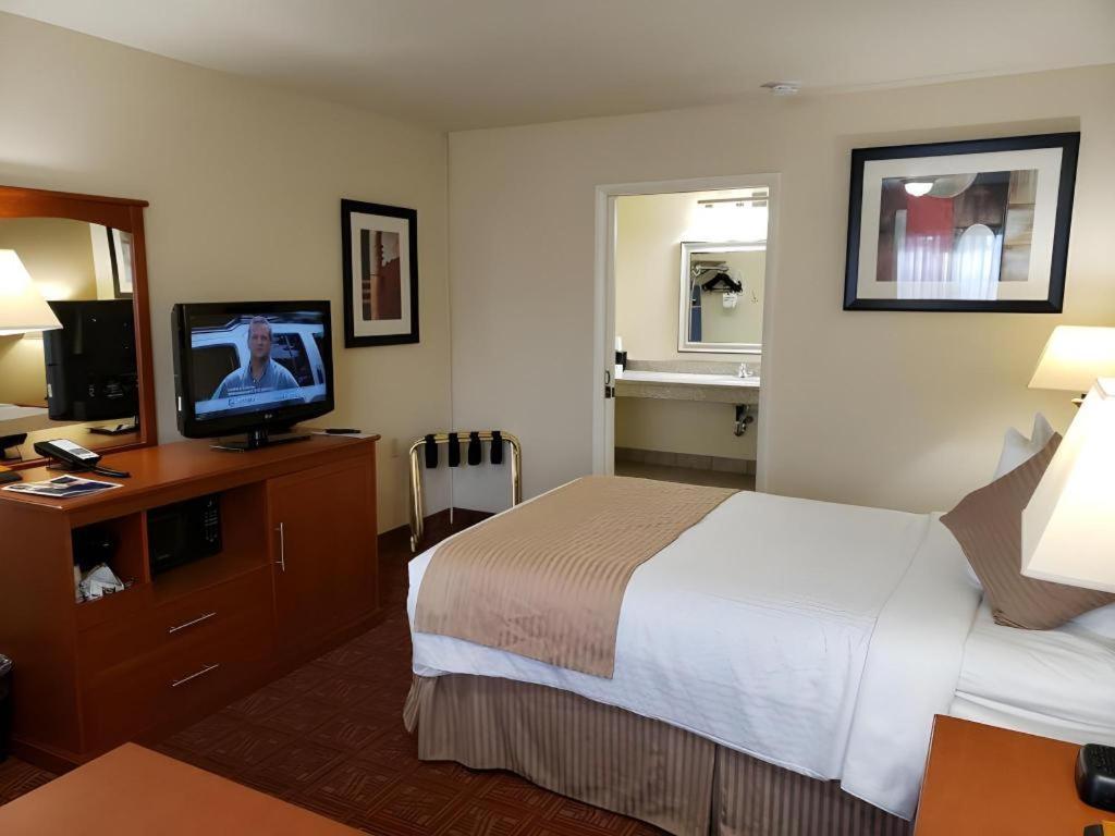בויזי Airport Inn מראה חיצוני תמונה