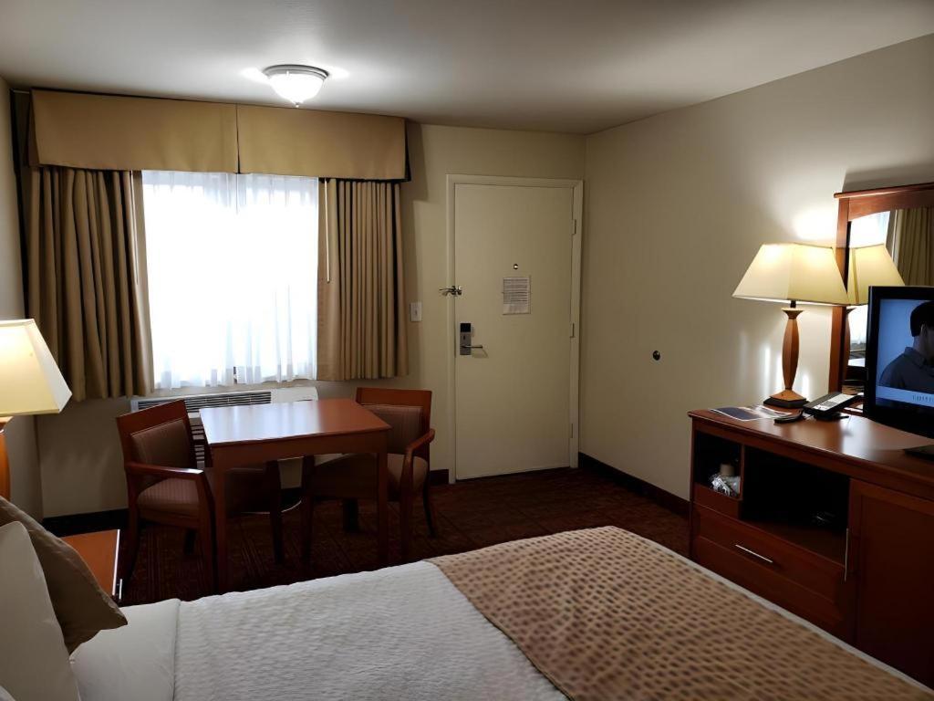 בויזי Airport Inn מראה חיצוני תמונה