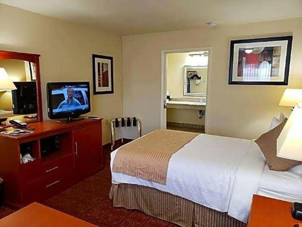 בויזי Airport Inn מראה חיצוני תמונה