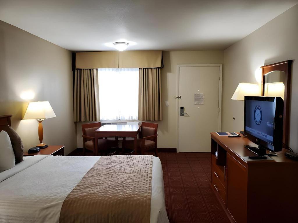 בויזי Airport Inn מראה חיצוני תמונה