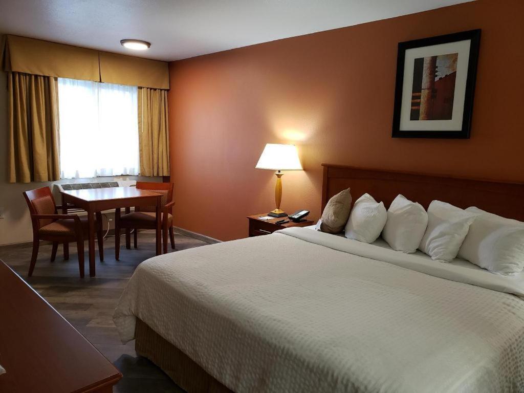 בויזי Airport Inn מראה חיצוני תמונה