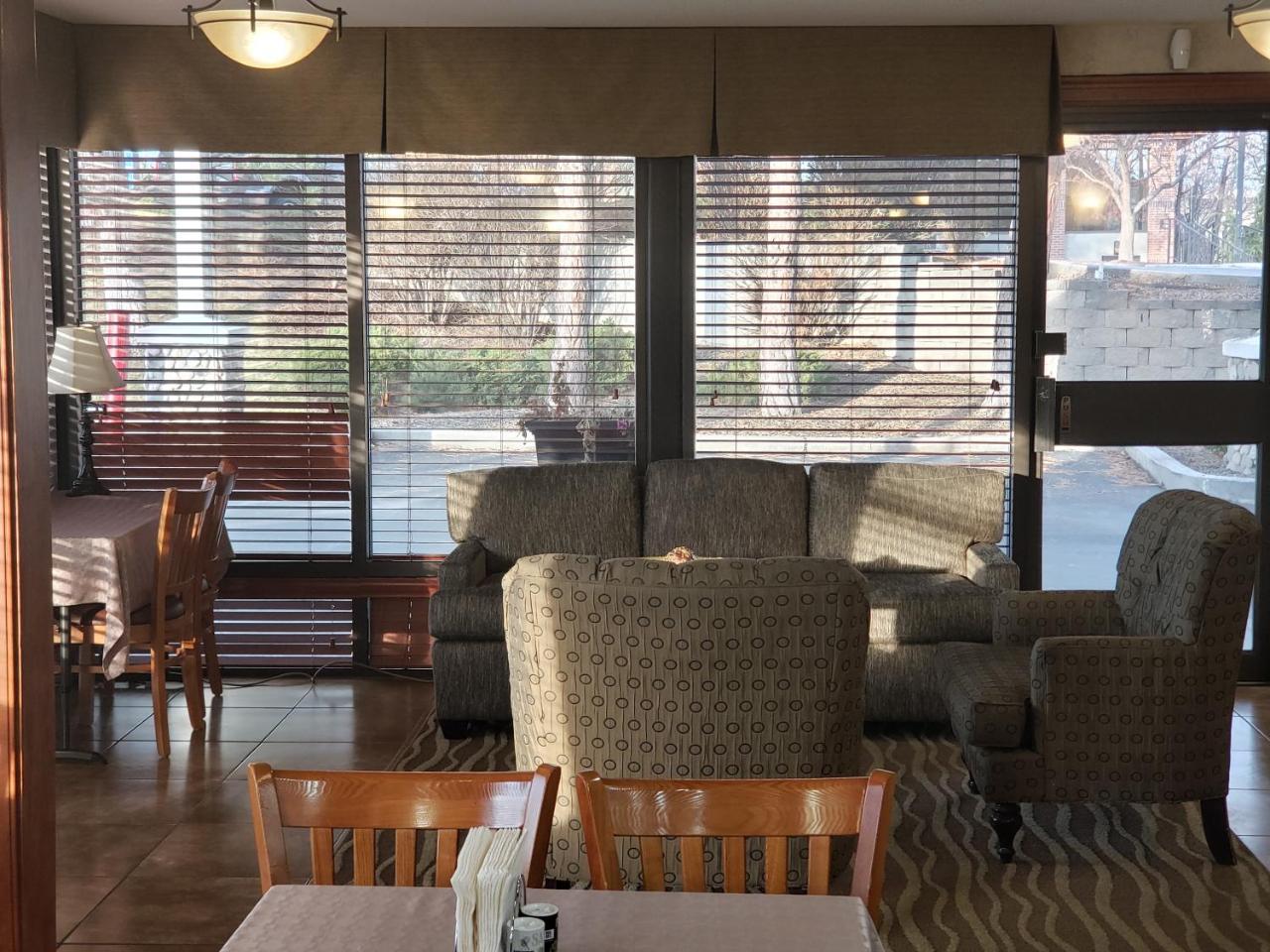 בויזי Airport Inn מראה חיצוני תמונה