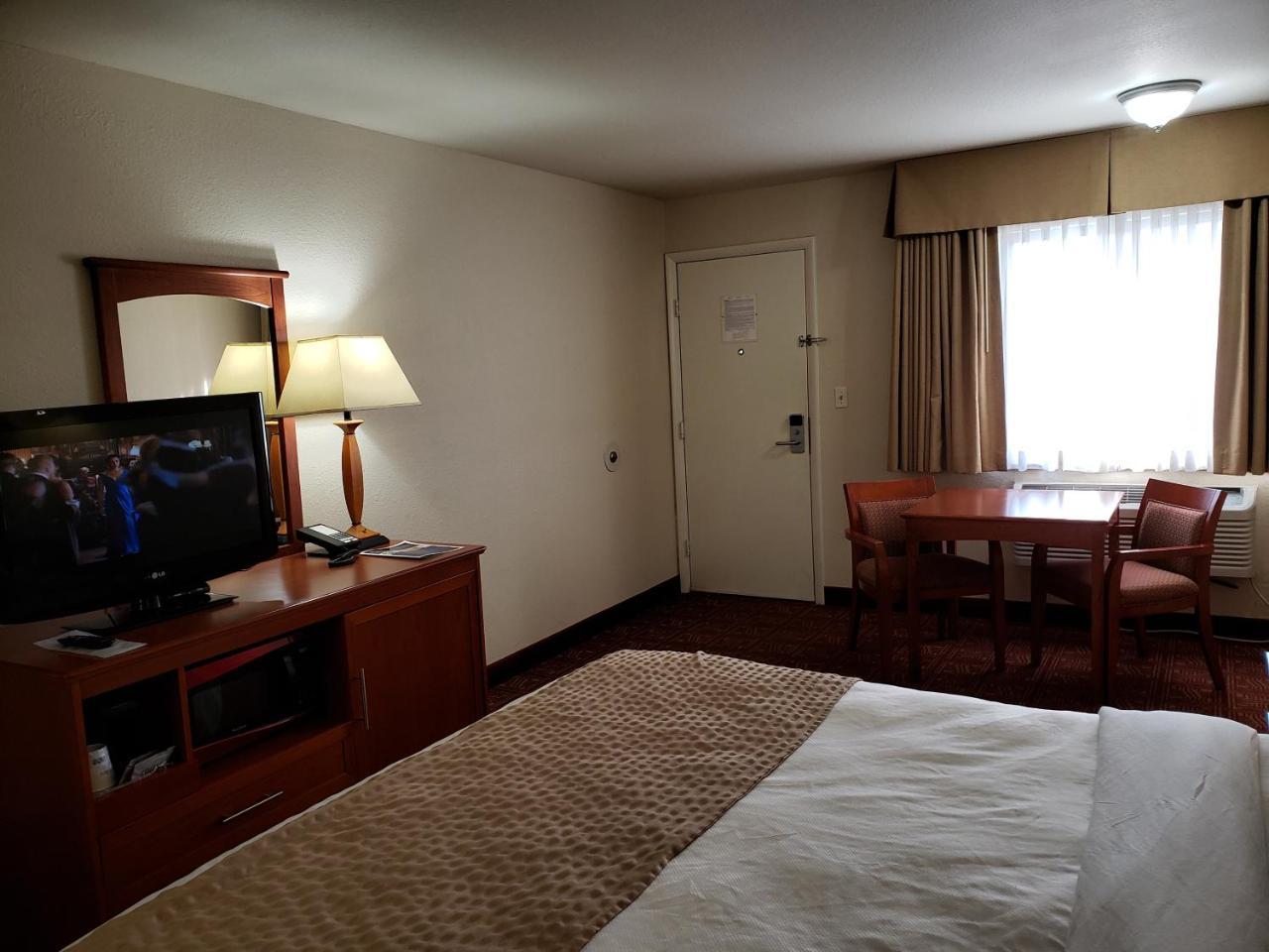 בויזי Airport Inn מראה חיצוני תמונה