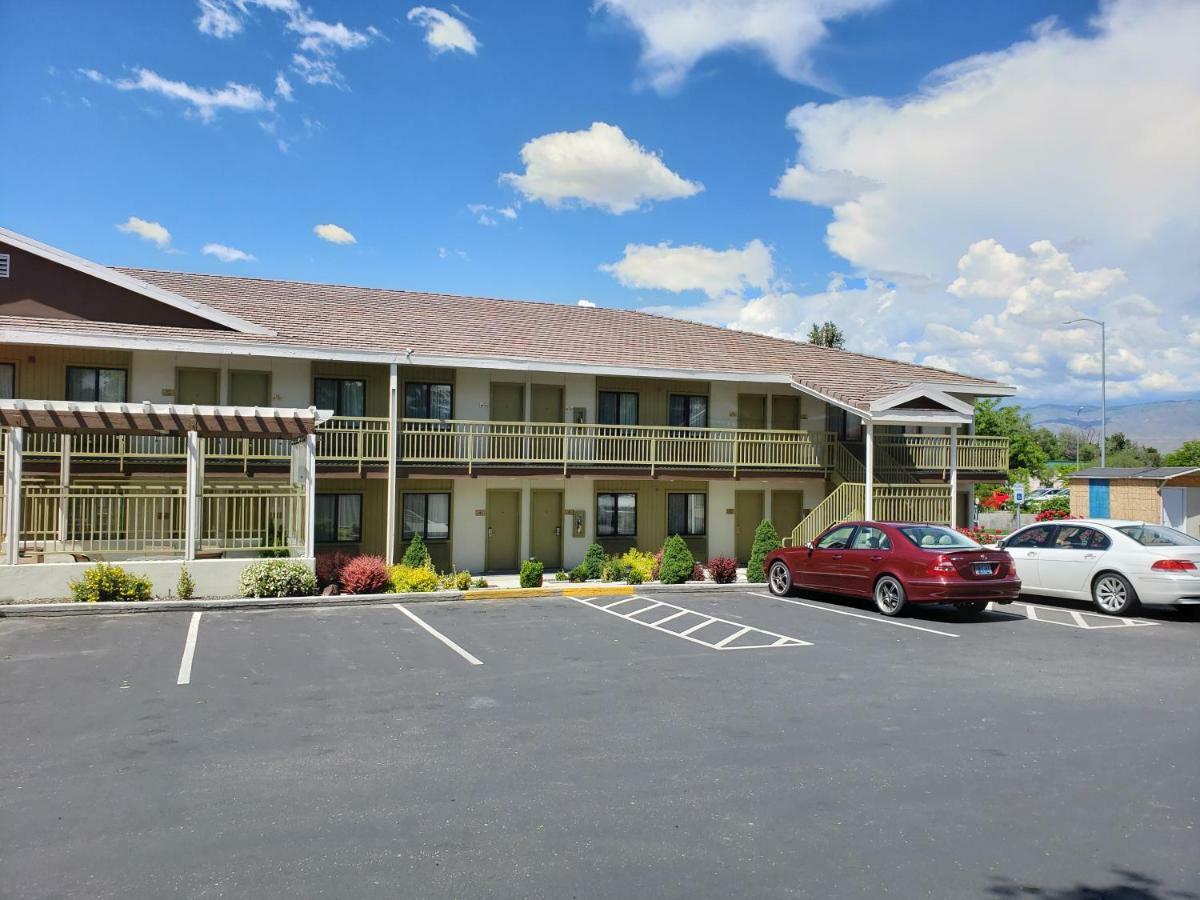 בויזי Airport Inn מראה חיצוני תמונה