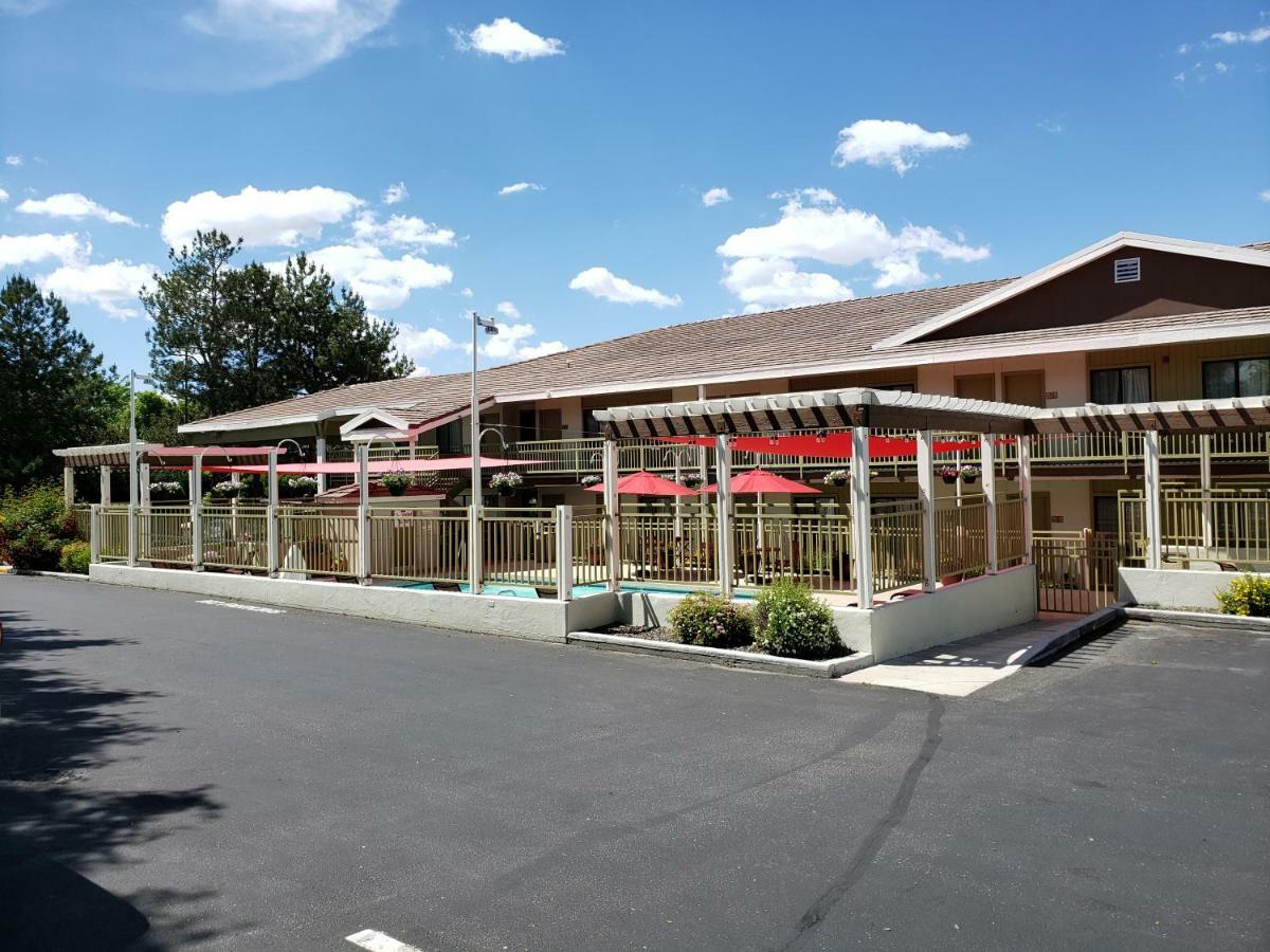 בויזי Airport Inn מראה חיצוני תמונה