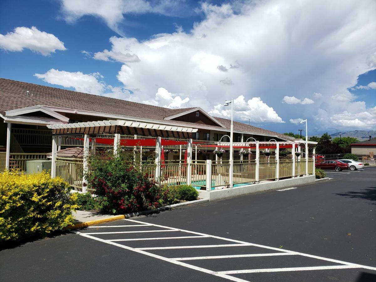 בויזי Airport Inn מראה חיצוני תמונה